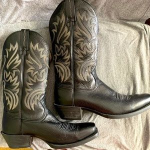 Ariat Men’s black leather boots. Size 11D. Worn less than a dozen times.